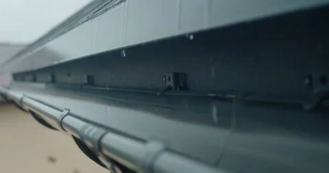 Water flows from the roof into the gutter Stock-Footage 251442115