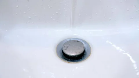 The water flows into the sink 스톡 동영상 72298803