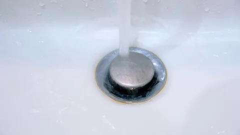 The water flows into the sink 스톡 동영상 72298919