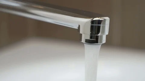 Water flows strong stream of chrome-plated faucet Видео 72522223