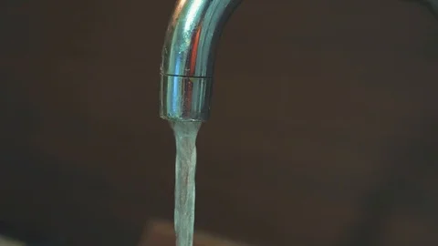 Water flows from the tap Video stock 90046669