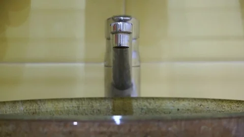 Water flows from tap Vídeos de archivo 100405926