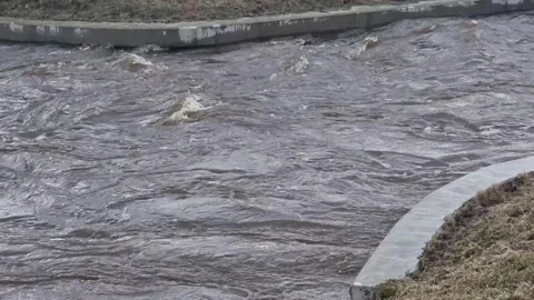 Water flows through the canal that connects the lakes Video stock 287735318