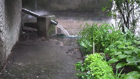 Water flows through a drain pipe in heavy rain Vidéo 195213642