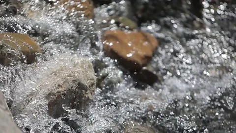 The water flows through the rocks in the mountains Video stock 77938006