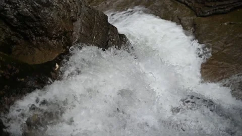 Water flushes between rocks of a mountain stream (slow motion) Stock-Footage 260826444