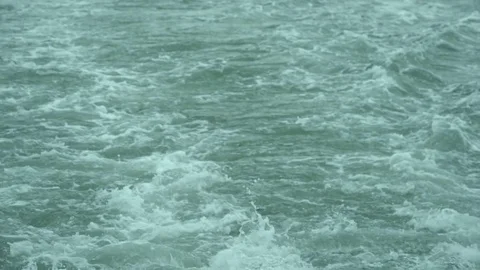 Water foaming behind a boat. Slow Motion 180 fps Vídeo Stock 75950335