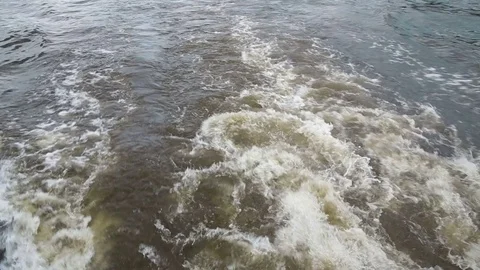 The water foams behind the ship Vidéo 77764344