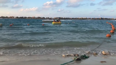 Water games on the beach 動画素材 93893137