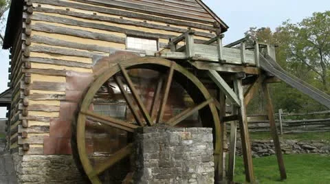 Water gently flowing in a stream turning an old mill wheel Video stock 12726363