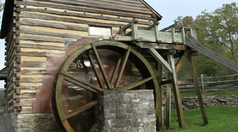 Water gently flowing in a stream turning an old mill wheel Video stock 12726414