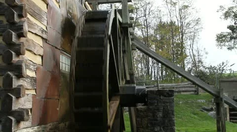 Water gently flowing in a stream turning an old mill wheel Video stock 12726461