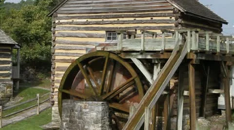 Water gently flowing in a stream turning an old mill wheel Video stock 12726511
