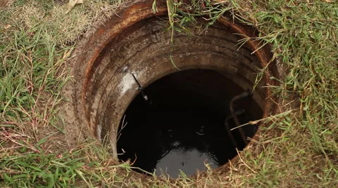 Water Getting Extracted from Hole in Ground Vidéo 57223044