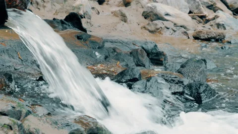 Water gushing out of the pipe 스톡 동영상 89986308