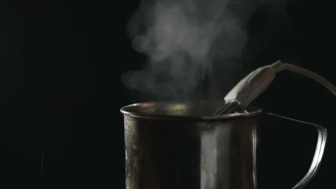 Water heating by old immersion heater Vidéo 88112394