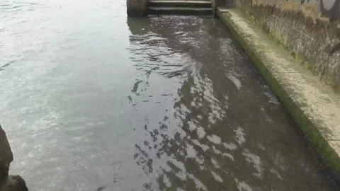 Water hitting on the edge Stock-Footage 98714027