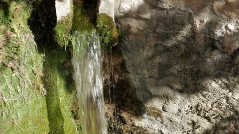 Water jet in a mountain stream 스톡 동영상 81537693