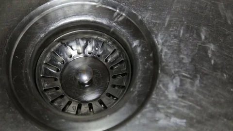 Water in the kitchen sink Vídeo Stock 82067361