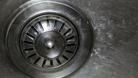 Water in the kitchen sink Vídeo Stock 82067477