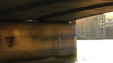 Water lapping beneath London Bridge sunset Stock Footage 46809548