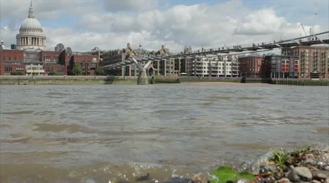 Water laps on the shore of the Thames with St Pauls Cathedral in background 動画素材 65722933
