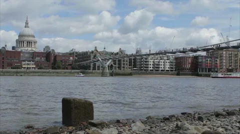 Water laps on the shore of the Thames with St Pauls Cathedral 動画素材 65723627