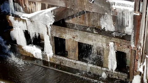 Water leaking from closed canal lock gate Vídeos de archivo 231849152