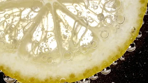 Water with Lemon Slices and exploding soda, air bubbles. Refreshing soft drink Stock Footage 173134815