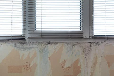 Water marks on the wall under the plastic window. Preparation for the renovat Foto stock
