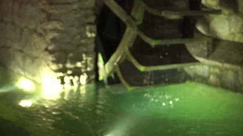 Water mill is rotates, water flows down Vidéo 75878729