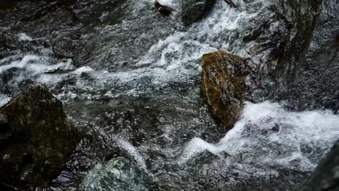 Water of a mountain river in slow motion Video stock 240111527