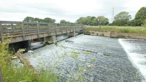 Water Newton, Looking up stream at the weir toward the bridge 库存影片 336320788