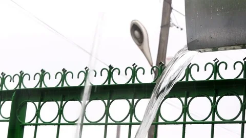 Water next to the fence drains down 库存影片 80038853