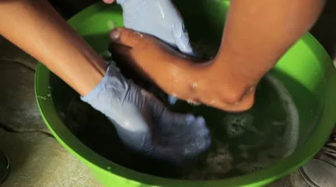 Water over foot 動画素材 10562773
