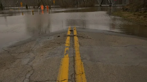 Water over the road during large flooding Video stock 89538072