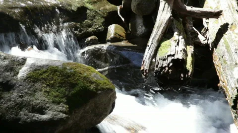 Water Over Rocks 스톡 동영상 671204