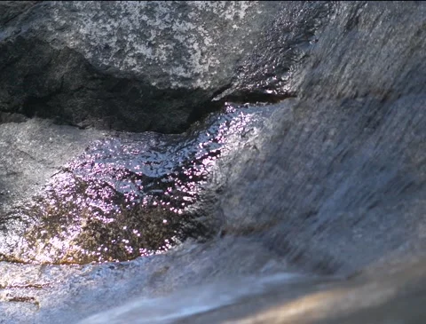 Water Over Rocks Stockbeeldmateriaal 168341000