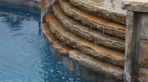 Water overflowing from a spa into a pool. Vidéo 62727697
