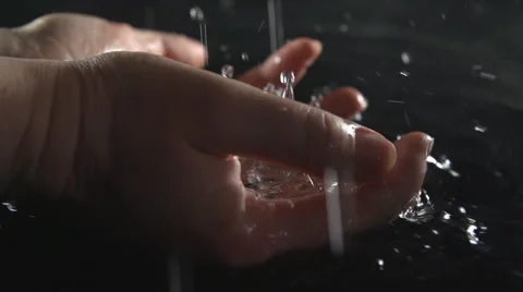 Water in palms in the rain 2 Vídeo Stock 49478989