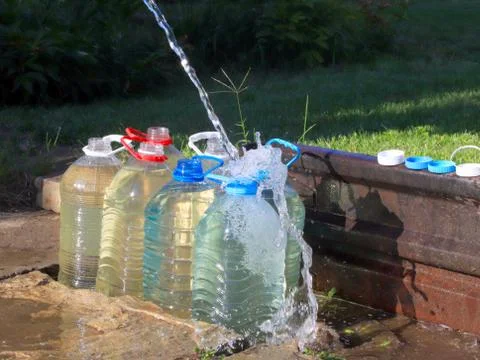 Water into plastic bottles Stockfoto's