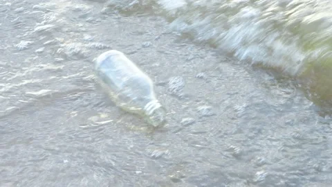 Water pollution - old garbage and oil patches on the surface. Video stock 142482510