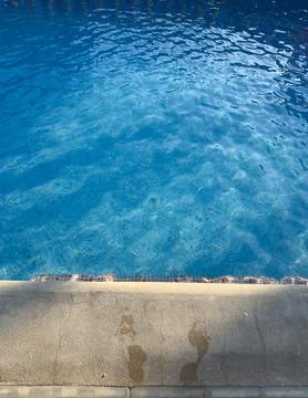 Water in a pool with sunlight reflecting on the surface Stock-Fotos