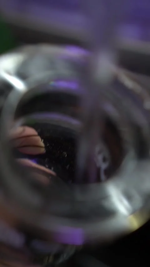 Water is poured into the hookah flask Vidéo 164462126