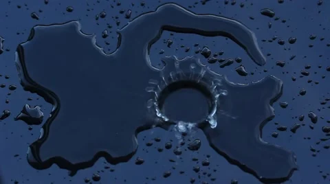 Water pouring down at the dark reflective surface 스톡 동영상 50156992