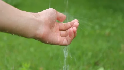 Water pouring on a hand Stock Footage 131021102