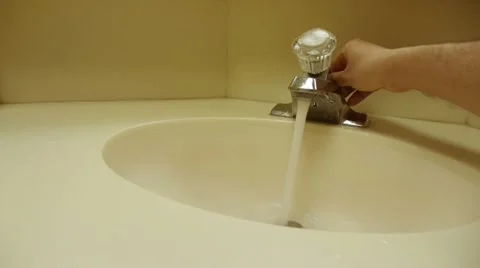 Water pouring into sink Stockbeeldmateriaal 10855039