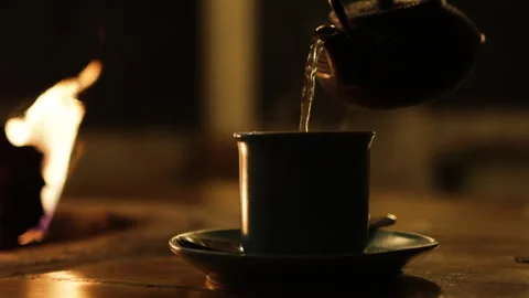 Water pouring from teapot to ceramic mug. Video stock 275871882