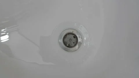 Water pours in the sink Видео 133560741