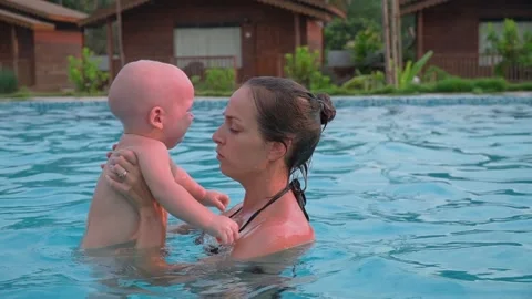 Water procedures in the pool. Maternal care of a child Vídeo Stock 179840529